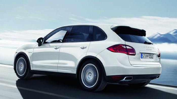 Η Porsche Cayenne Coupe (το όνομα αυτό δεν είναι επίσημο) αναμένεται να είναι ακριβότερη κατά 15-20 % από την «κανονική», ενώ θα διατίθεται στις ίδιες